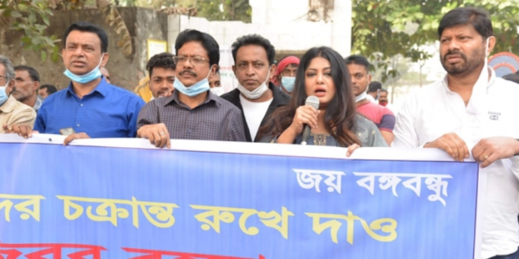 ভাস্কর্য ভাঙার প্রতিবাদে রাস্তায় মৌসুমী, ওমর সানীরা