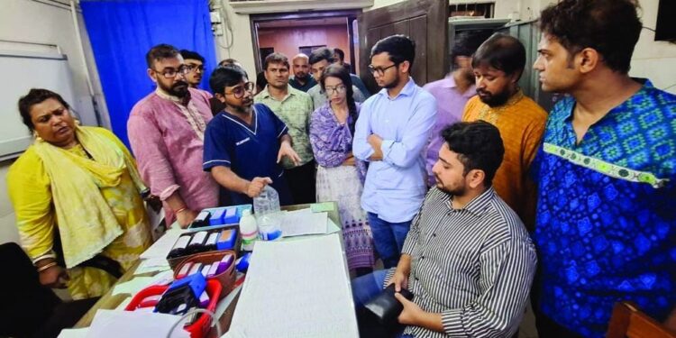 পূজামণ্ডপে হামলা, আহতদের দেখতে হাসপাতালে নাহিদ ইসলাম