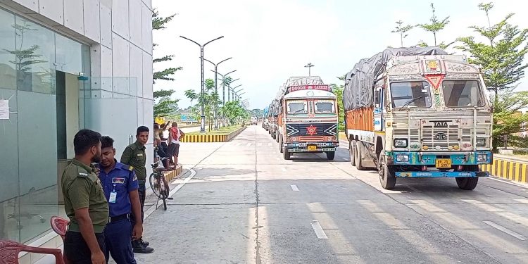 বেনাপোল স্থলবন্দরে দুর্ণিতির মহাৎসব, আসছে ঘোষণা বর্হিভূত মালামাল অবৈধ দ্রব্য