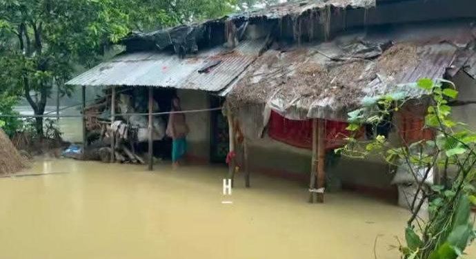 বাংলাদেশে মৌসুমী বায়ুর তাণ্ডব বন্যা-পাহাড় ধসে ৪৪ প্রাণহানি