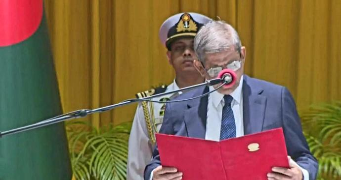 বাংলাদেশের ২৩তম রাষ্ট্রপতি হিসেবে শপথ নিলেন মির্জা ফখরুল ইসলাম আলমগীর