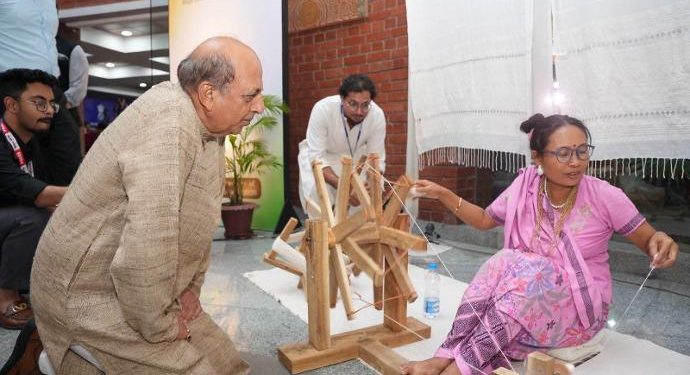 মহাত্মা গান্ধীর ১৫৭তম জন্মবার্ষিকীতে ’খাদি’ বস্ত্রের ঐতিহ্য ও সম্ভাবনা নিয়ে প্রদর্শনী অনুষ্ঠিত হলো ঢাকায় 