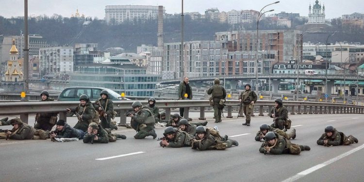 The second day : Russian forces advance on Kyiv