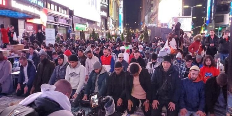 The first Tarabi prayers and Iftar in the famous Times Square, the video went viral