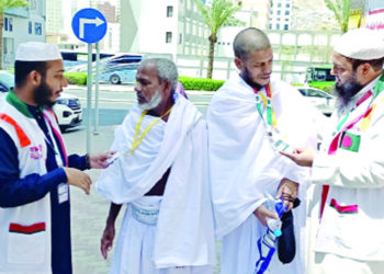 Bangladeshi students in the service of pilgrims