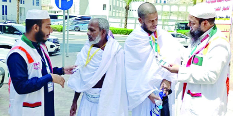 Bangladeshi students in the service of pilgrims