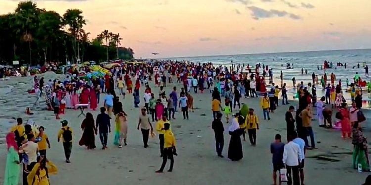 Kuakata, the mermaid of Bangladesh, is crowded with tourists, hotels and motels are no vacant