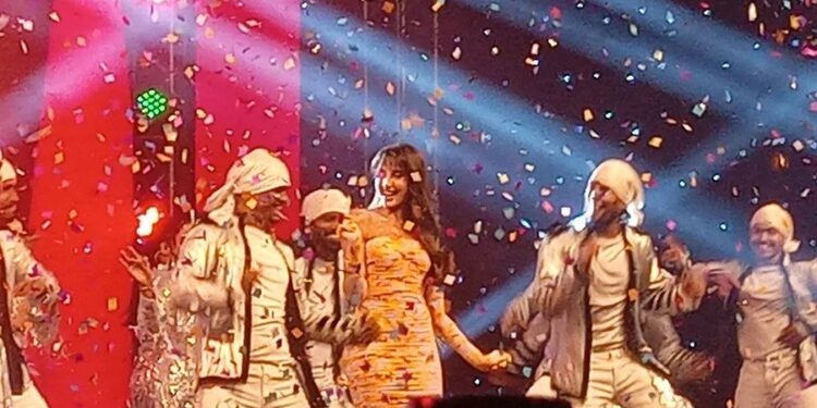 Nora Fatehi’s flying kiss to the audience of Dhaka