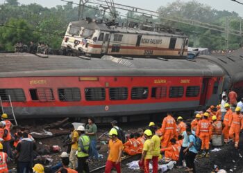 More than 280 dead, hundreds hurt in India triple train crash