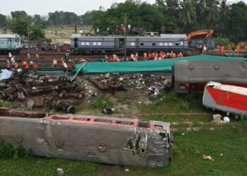 Trains resume service 51 hours after deadly India crash