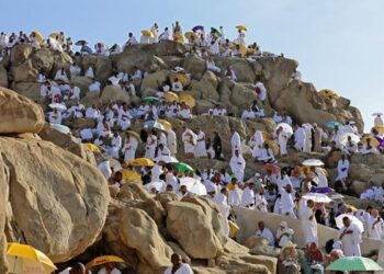 As temperatures climb, pilgrims ascend Mount Arafat for hajj climax