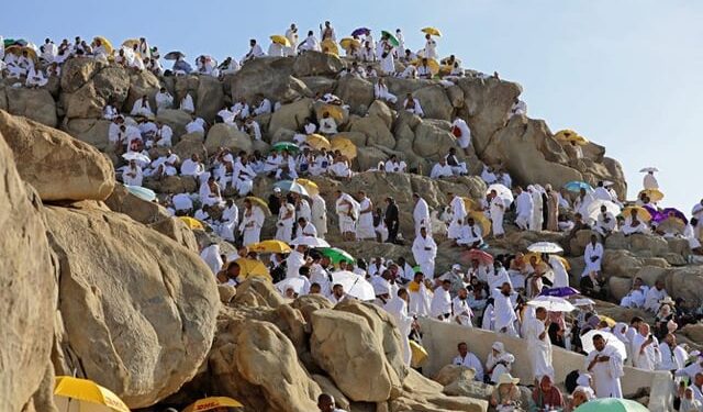 As temperatures climb, pilgrims ascend Mount Arafat for hajj climax