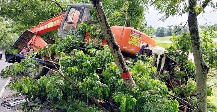 Four killed in Gopalganj road accident