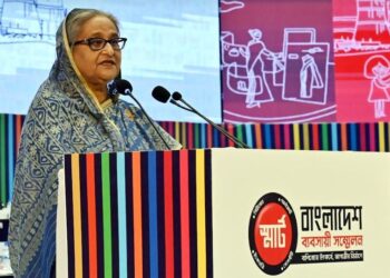 Make country’s economy stronger, PM tells businessmen