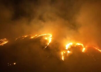 At least 6 dead as wildfire razes Hawaiian town