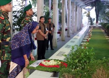 PM pays homage to Russell, other martyred family members