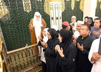 PM offers ziarat at Masjid Al-Nabawi