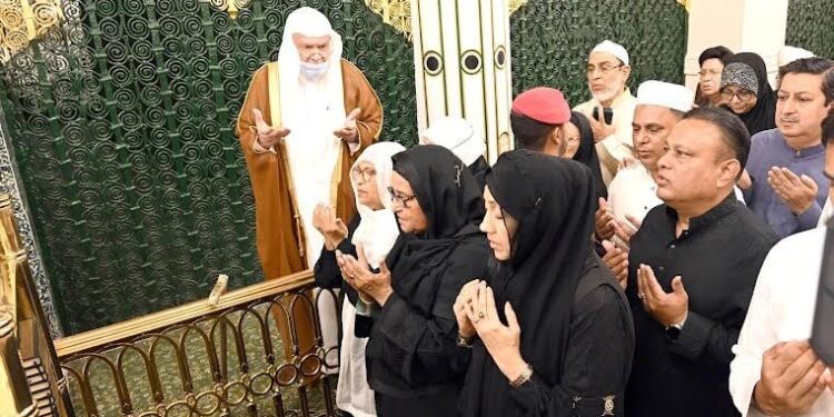 PM offers ziarat at Masjid Al-Nabawi