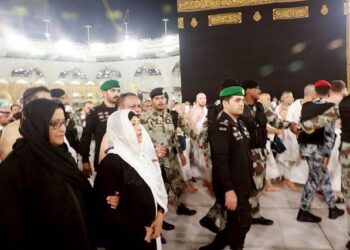 PM performs Umrah