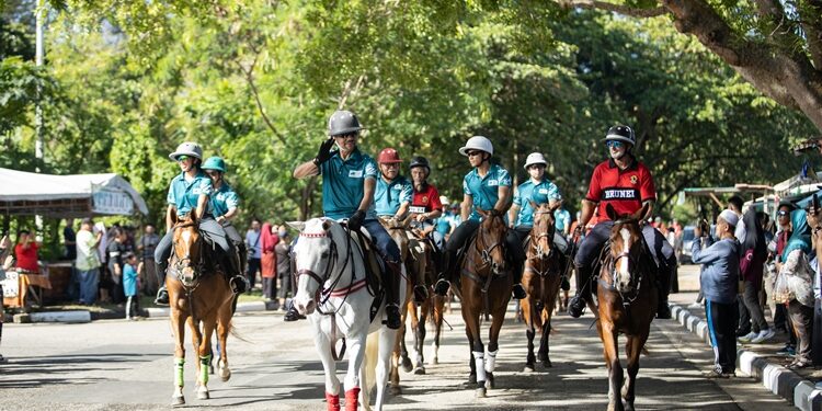 Sultan leads horseback ride at Jerudong Brunei
