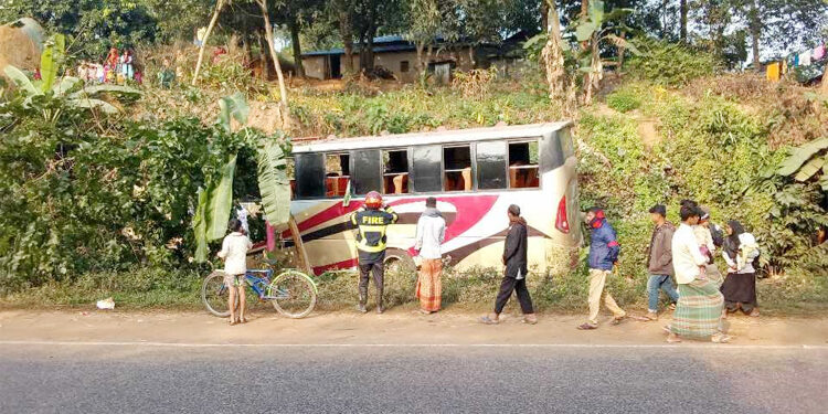 4 Killed as picnic bus collides with pickup van in Cox’s Bazar