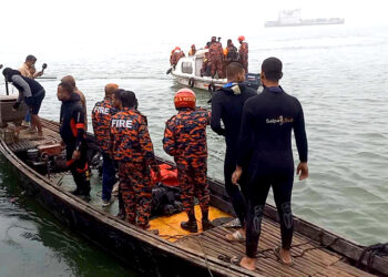 Ship ‘Pratya’ coming to rescue, covered van rescued ‘Hamza’