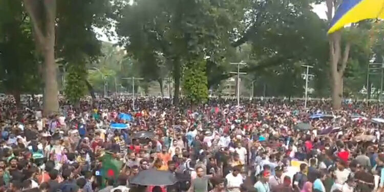 Shaheed Minar turns into a sea of people