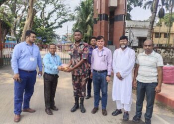India-Bangladesh Friendship on Durga Puja: Petropole Chief Immigration officer Exchanges Wishes to BGB