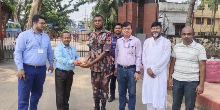 India-Bangladesh Friendship on Durga Puja: Petropole Chief Immigration officer Exchanges Wishes to BGB