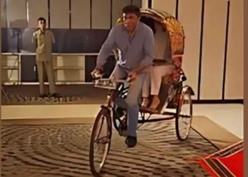 Pakistan’s high commissioner drives a rickshaw with his wife in Dhaka