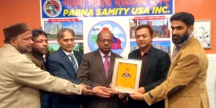 Banglavision’s special Correspondent Emrul was given a special honor by Pabna Samiti in the United States
