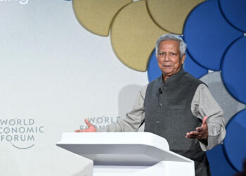 Chief Adviser meets top global leaders at WEF, seeks support to bring back stolen billions
