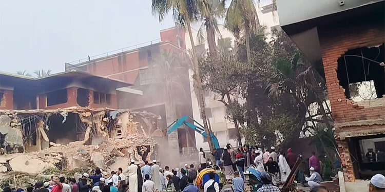 Demolition of Dhanmondi 32 continues in the morning