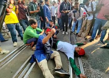 Titumir College students block railway line