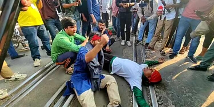Titumir College students block railway line