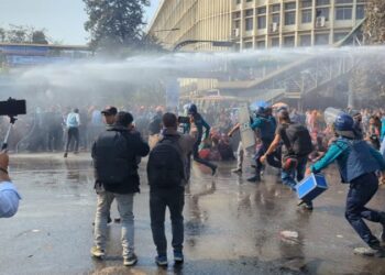 Police lathicharge and sound grenades against teachers’ demands in Shahbagh, bus workers blockade in Mohakhali
