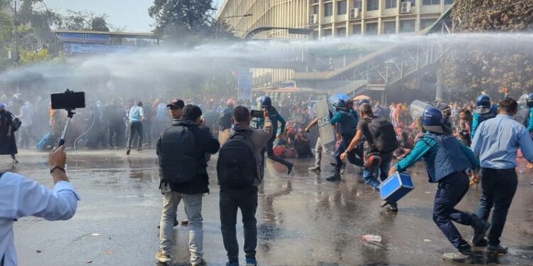 Police lathicharge and sound grenades against teachers’ demands in Shahbagh, bus workers blockade in Mohakhali