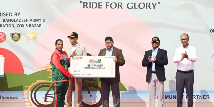 Bangladesh Army Chief visits Cox’s Bazar area and distributes prizes for Marine Drive Race-2025