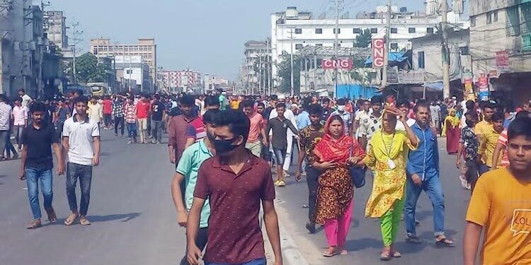 Garment sector is reeling under Yunus’ ‘no’ attitude, highway blockade continues to demand salaries and Eid bonuses