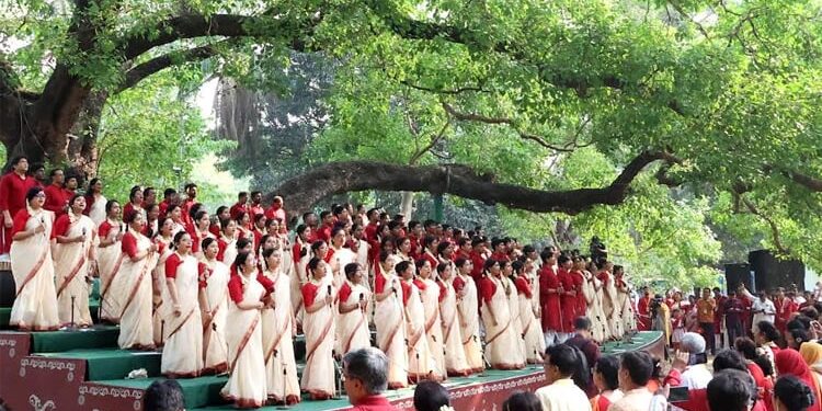 Chhayanaut welcomes Pahela Baishakh at Ramna Batamul