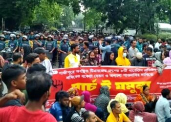 Garments workers block road in Kakrail after march towards Jamuna stopped
