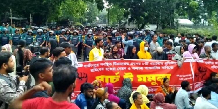 Garments workers block road in Kakrail after march towards Jamuna stopped