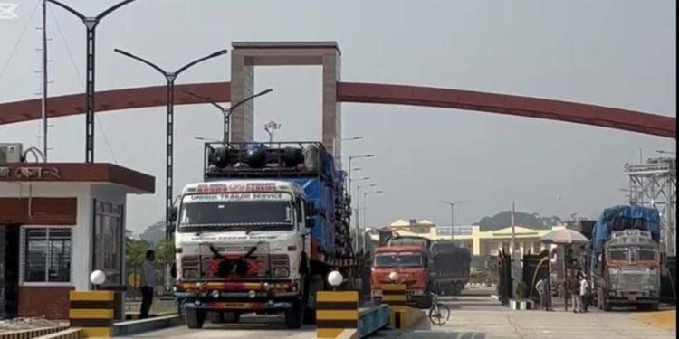 Link online system at Petrapole port and customs not working, goods jam is severe