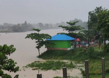 Red alert in Tripura, people on the banks of the Gomti are leaving their homes in panic at Comilla
