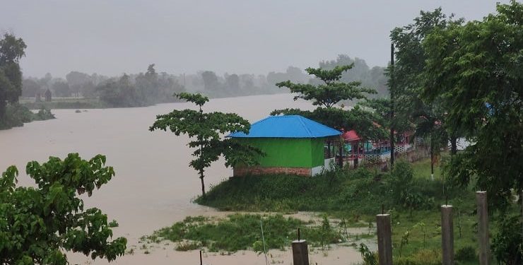 Red alert in Tripura, people on the banks of the Gomti are leaving their homes in panic at Comilla