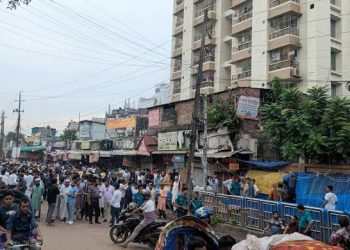 DUCSU polls: Crowds gather at DU entrances