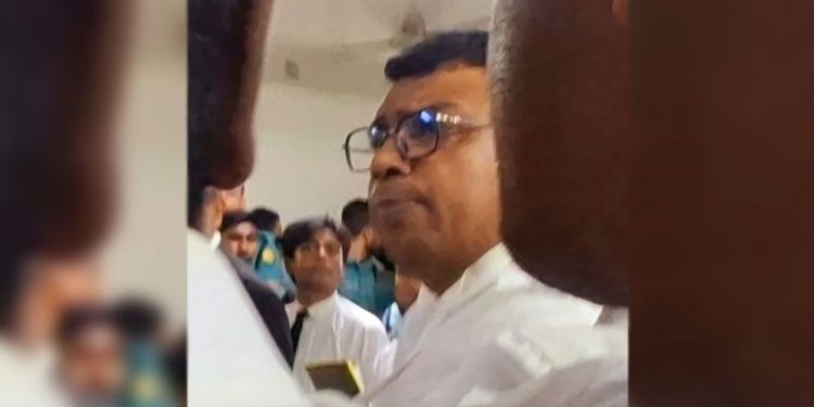 Lawyers attack journalist by creating a “mob” in front of the judge