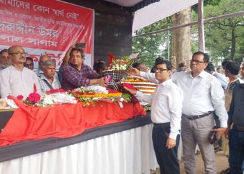 Leftist politician Badruddin Umar laid to rest with floral tributes