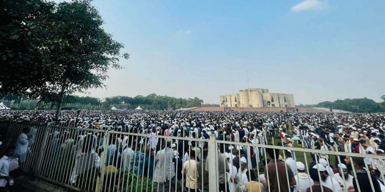 Hadi laid to rest next to national poet Nazrul, lakhs of people flock to funeral