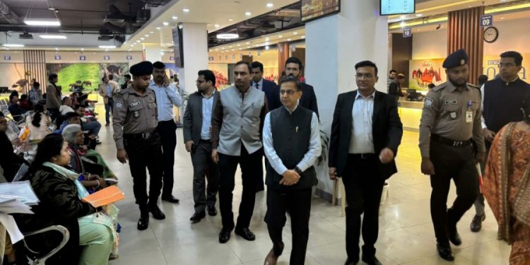 High Commissioner Pranay Verma visits Indian Visa Application Centre in Dhaka